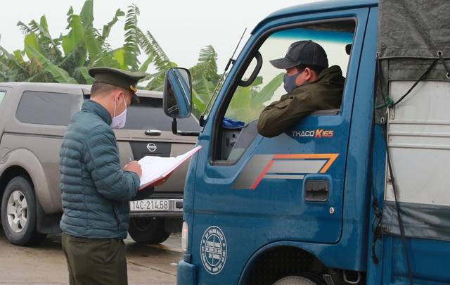 Đối với phương tiện di chuyển từ vùng không có dịch, tổ liên ngành kiểm tra thân nhiệt, khai báo y tế nếu đảm bảo sẽ được tiếp tục di chuyển.