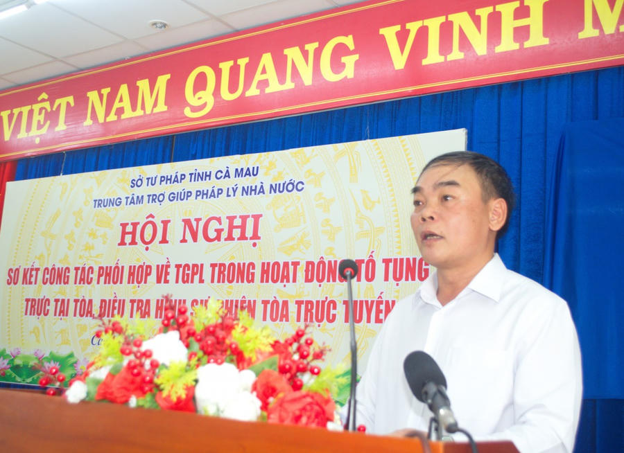 Ông Ngô Đức Bính - Phó Giám đốc Trung tâm Trợ giúp pháp lý Nhà nước Cà Mau, báo cáo công tác phối hợp thực hiện TGPL trong hoạt động tố tụng…