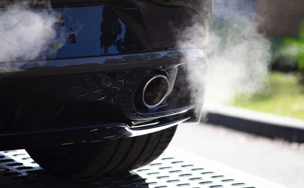 5 dấu hiệu cảnh báo ô tô của bạn có thể đang bị nứt ống xả