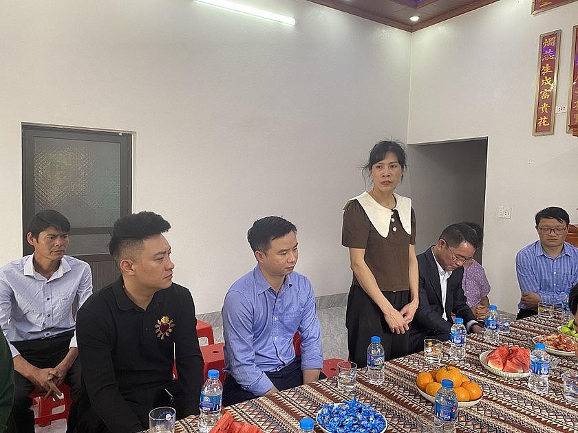Chị Hoàng Thị Chuyên nghẹn ngào phát biểu cảm ơn tình cảm của Đoàn công tác (Ảnh: Thanh Tùng)