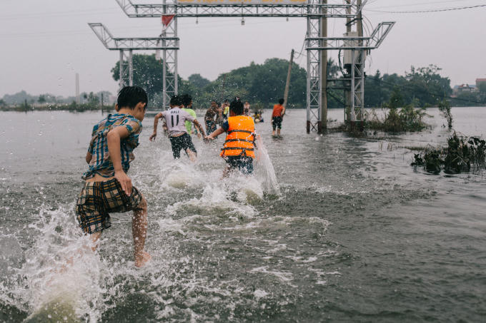 ... Và trẻ em vui chơi nô đùa, đuổi nhau.