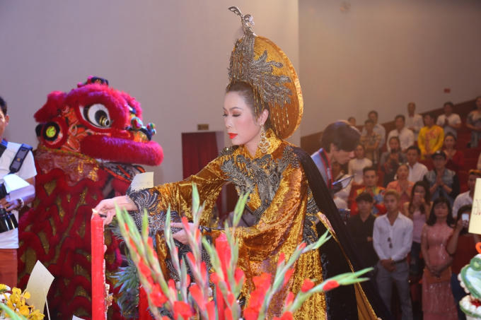 Trịnh Kim Chi tất bật chuẩn bị mọi công đoạn cho giỗ Tổ sân khấu trang nghiêm