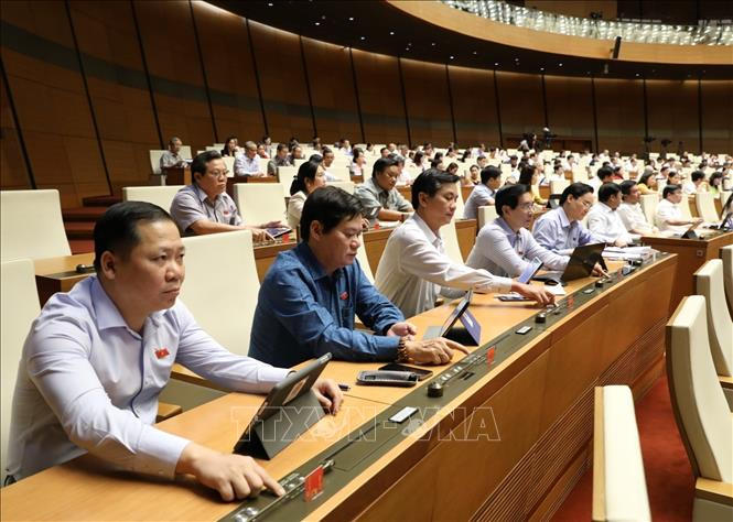 Các đại biểu Quốc hội biểu quyết thông qua Luật sửa đổi, bổ sung một số điều của Luật Xây dựng, ngày 17/6/2020. Ảnh: Văn Điệp/TTXVN