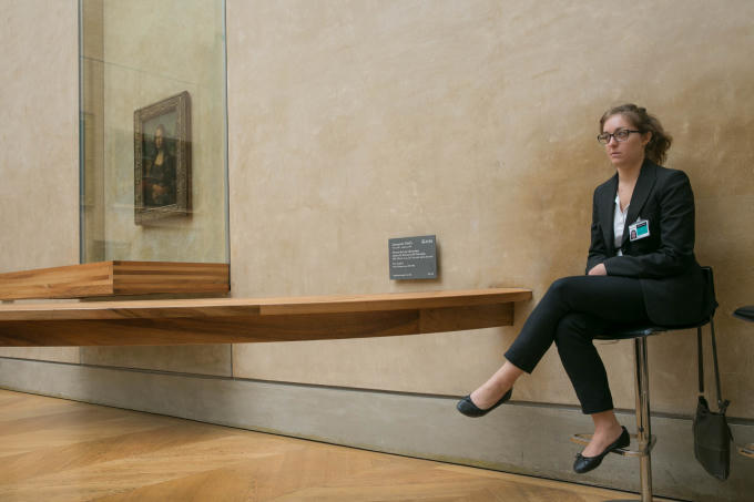 ...và luôn có một “nàng” nhân viên bảo tàng bảo vệ cùng hệ thống camera dày đặc canh phòng cẩn mật.