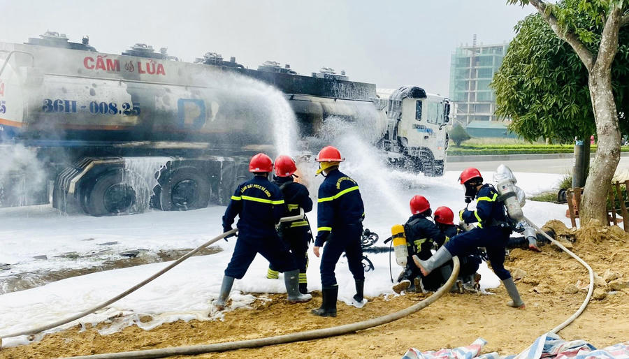 Lực lượng Cảnh sát PCCC&CNCH Công an Thanh Hóa nỗ lực dập tắt đám cháy