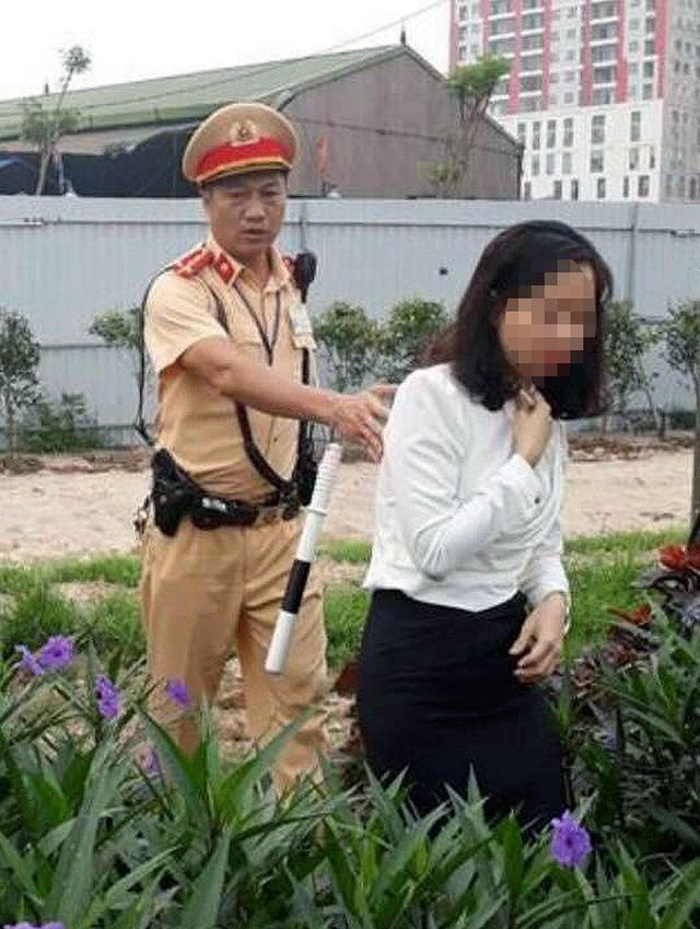 Nữ tài xế được các chiến sĩ Đội CSGT số 6 đưa về trụ sở trong trạng thái hoảng loạn.