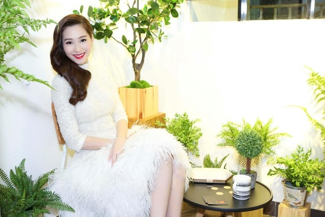 Như mọi khi, Thu Thảo chọn lối trang điểm tự nhiên với điểm nhấn là mái tóc óng mượt và màu son đỏ thắm