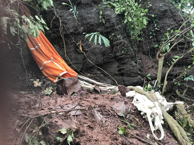 Clip - B&ecirc;n trong hiện trường chiếc m&aacute;y bay Su22 vỡ vụn sau tiếng nổ lớn