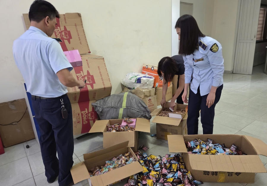 Quản lý thị trường Hà Nội liên tiếp phát hiện vi phạm kinh doanh bánh Trung Thu. (Ảnh: Dms)