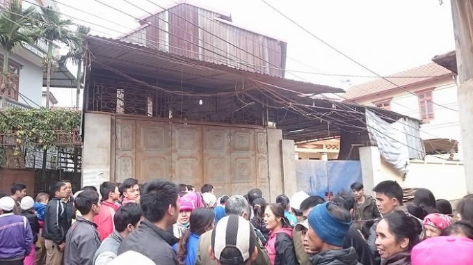Đông đảo người dân bàng hoàng về sự việc xảy ra.