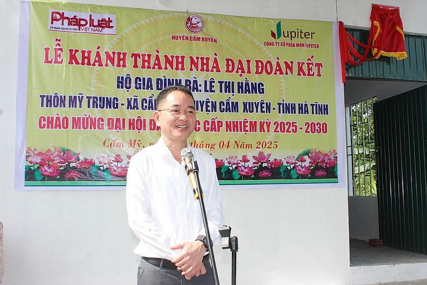 Tiến sỹ Vũ Hoài Nam, Tổng biên tập Báo Pháp luật Việt Nam phát biểu tại buổi lễ khánh thành nhà tặng bà con