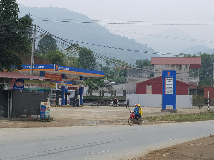 CHXD Hồng Nhung vẫn hoạt động bán hàng bình thường trước sự bức xúc của dư luận xã hội và người dân địa phương.