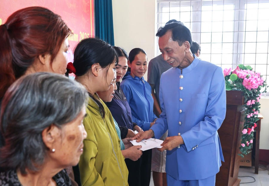 Hiệp sĩ Đại Thánh Giá Lê Đức Thịnh trao quà tặng hộ nghèo, cận nghèo tại thị trấn Liên Sơn. Ảnh: An Luých