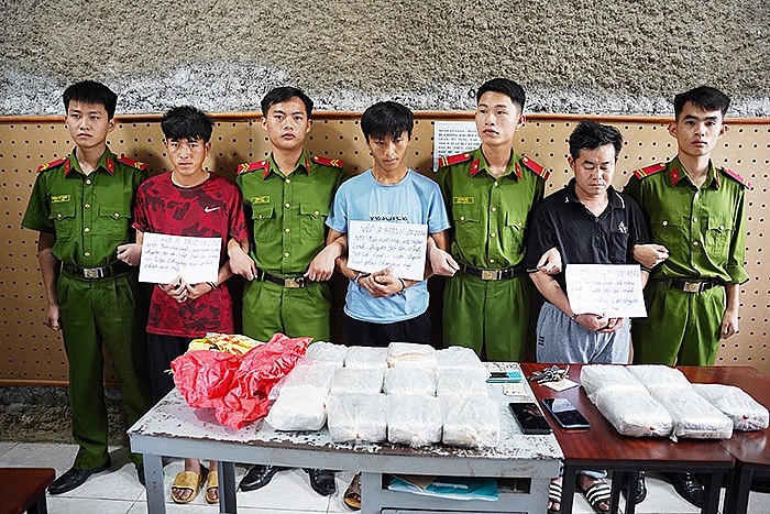 3 đối tượng cùng tang vật. (Ảnh: CAND).