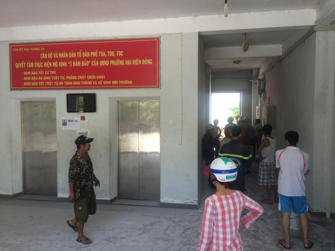 Chiếc xe máy để ngay sát khu vực lưới điện bất ngờ phát nổ vào giữa trưa.