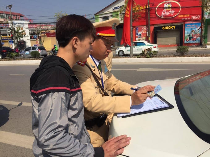 Người điều khiển phương tiện không đội mũ bảo hiểm đã bị lập biên bản xử lý