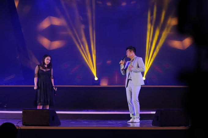 Thùy Chi  và Tạ Quang Thắng ăn ý khi thể hiện ca khúc "Giọt sương trên mí mắt". Giọng hát trong trẻo của Thùy Chi kết hợp với chất giọng khàn lạ của Tạ Quang Thắng mang đến cảm xúc mới mẻ trong đêm nhạc Thanh Tùng.