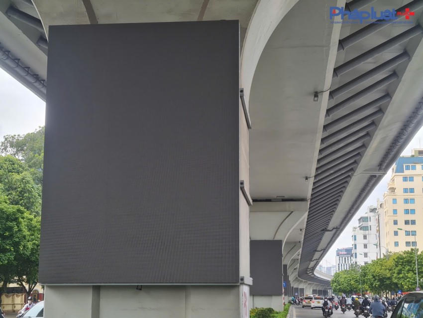 Cận cảnh hàng loạt trụ cầu vượt Vành đai 2 được bao bọc bởi hàng trăm màn hình LED