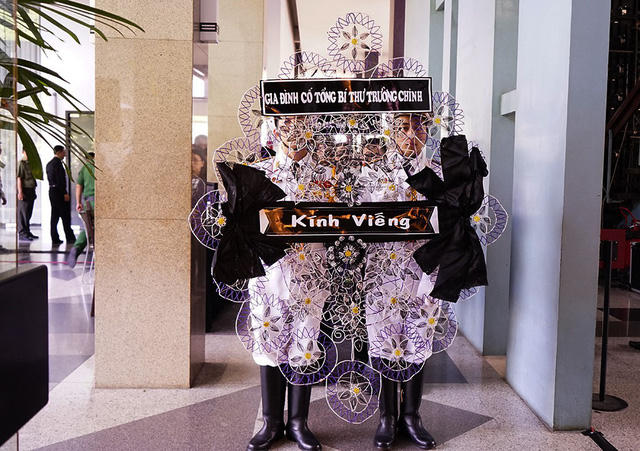 Cũng trong sáng nay, đại diện gia đình cố Tổng Bí thư Trường Chinh cũng đã đến viếng. (Ảnh: Phạm Nguyễn)