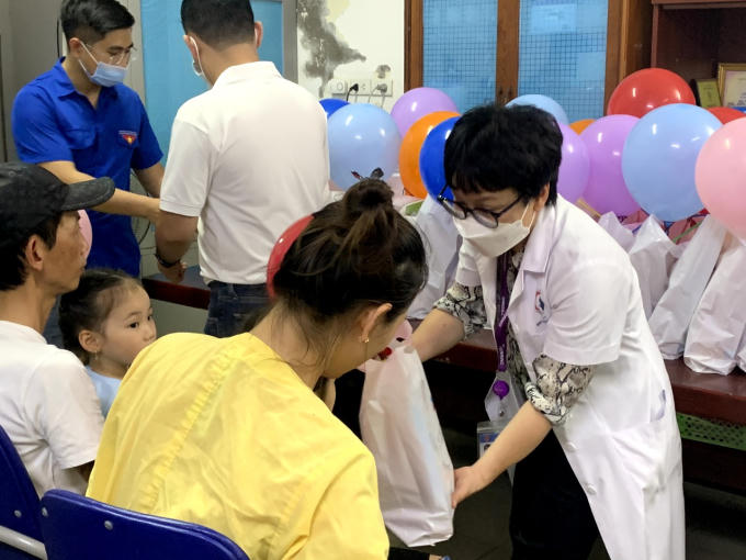 Th.S Ngô Thị Hà trao quà tận tay cho các em.