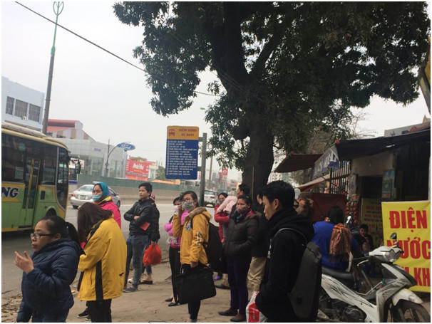 Trời rét lên nhiều người chọn phương tiện xe buýt để di chuyển.