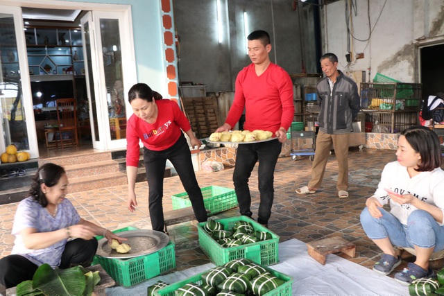 Người dân làng Tranh Khúc tất bật vào mùa bận rộn nhất trong năm.