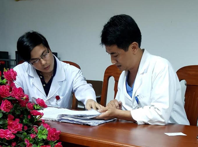 Bác sĩ Nhân (phải) hội ý để trao đổi với PV về vụ việc.