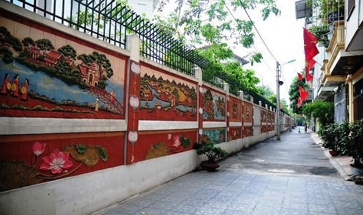 “Con đường gốm sứ” thứ hai ở phố Duy Tân, quận Cầu Giấy, TP Hà Nội.