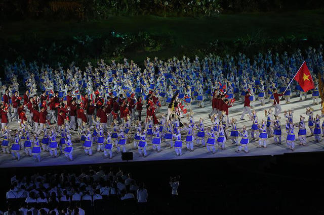 Đoàn thể thao Việt Nam diễu hành qua lễ đài