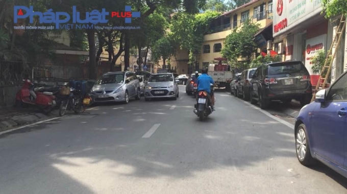Hai bên vìa hè tuyến phố Tô Hiến Thành không còn chỗ đặt chân nào cho người đi bộ.