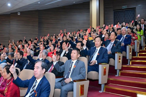 Đại biểu biểu quyết thông qua nghị quyết đại hội.