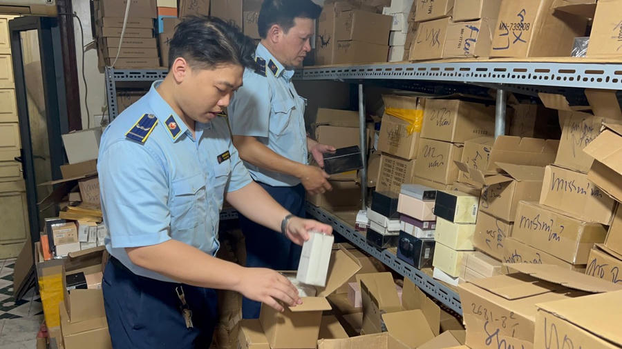 Đoàn kiểm tra đã phát hiện số lượng lớn sản phẩm là nước hoa mang các thương hiệu danh tiếng toàn cầu như Giovani, Dior, Louis Vuitton, Armani...
