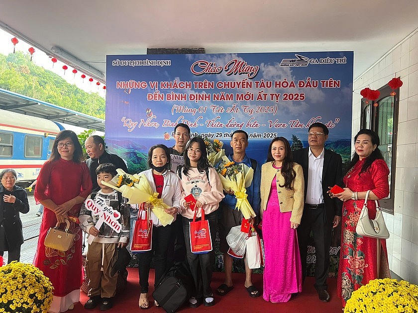 Ga Diêu Trì tổ chức lễ đón những vị khách du lịch đầu tiên trên chuyến tàu hỏa đến Bình Định nhân dịp năm mới Ất Tỵ 2025.