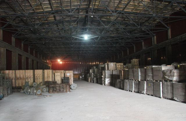 Kho chứa 428 kiện hòm thiết bị điện tương đương 252 tấn phục vụ dự án trong xưởng rộng 3000m2. Khối lượng các loại thiết bị điện, gạch nung khách chưa được nhà thầu MCC vận chuyển sang khoảng 623 tấn.