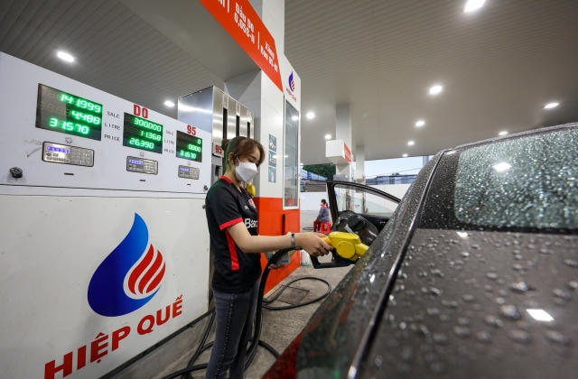 Đề xuất giảm thêm 1.000 đồng/lít thuế với xăng dầu