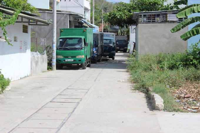 Ngày 18/8, xe chạy loạn xạ, kén đặc đường gần nhà ông Khấm tiềm ẩn hiểm nguy nhưng ông thốt lên: Không phải việc của tôi