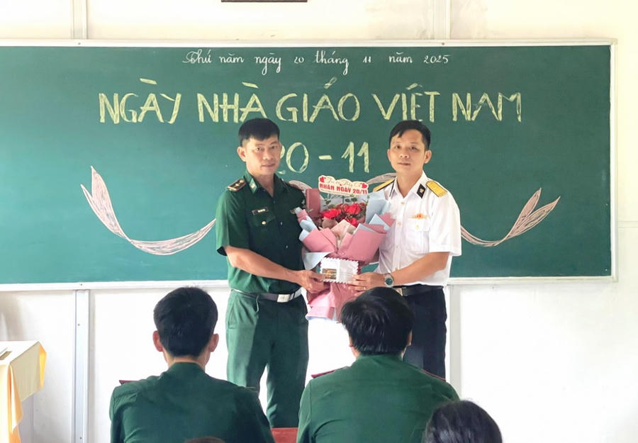 Trạm ra đa 615, Trung đoàn 551 - Vùng 5 Hải quân đến thăm, chúc mừng “Lớp học tình thương”.