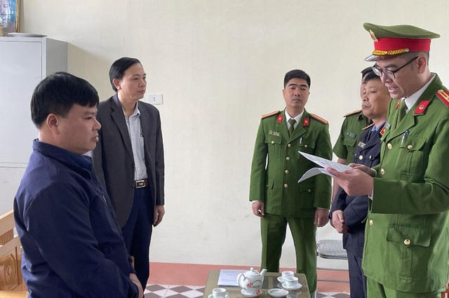 Thi hành lệnh khám xét nơi ở của Phạm Văn Biên (Ảnh: Công an Thanh Hóa).