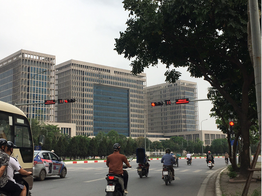 Tại nút giao đường Lê Quang Đạo, dù đã có yêu cầu "dừng lại, nhường đường cho người đi bộ", nhưng nhiều phương tiện vẫn phớt lờ cảnh báo.