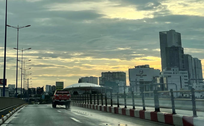 Có nhiều cách thưởng thức vẻ đẹp của TP HCM. Tuy nhiên để có được cảm giác yên ả của một vùng quê, để hít thở được không khí trong lành dưới những tán cây xanh miên man lộng gió vào một chiều tắt nắng, thì chỉ có thể cảm nhận được trong những ngày TP tạm