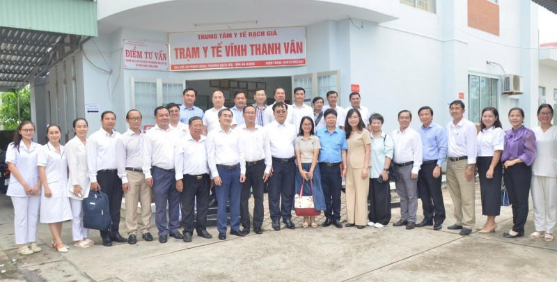 Thứ trưởng Bộ Y tế Trần Văn Thuấn kiểm tra về thực hiện chính quyền 2 cấp tại Trạm Y tế Vĩnh Thanh Vân, tỉnh An Giang. (Ảnh: Bộ Y tế)