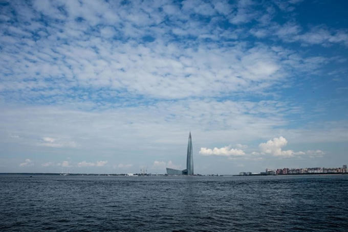 Lakhta Center giành lấy ngôi vị “tòa nhà cao nhất châu Âu” từ tòa tháp liên bang Mosow, hoàn thành năm 2017, cao 374m.