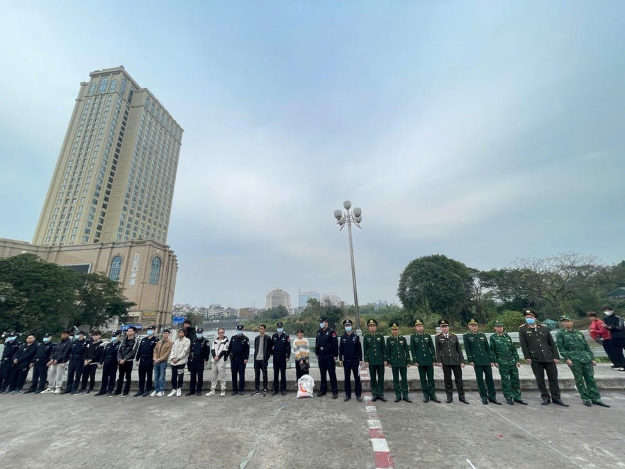 Lực lượng chức năng Việt Nam trao trả 9 trường hợp nhập cảnh trái phép cho lực lượng chức năng Trung Quốc.