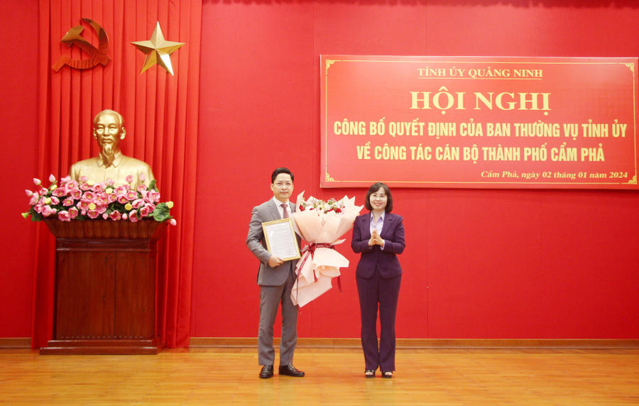 thi_minh_thanh_pho_bi_thu_thuong_truc_tinh_uy_trao_quyet_dinh_cho_dong_chi_pham_le_hung_pho_bi_thu_thanh_uy_cam_pha_08140902