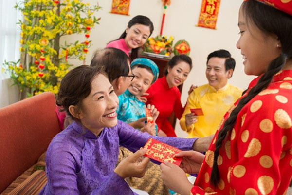 Đừng coi bao lì xì là những món nợ vật chất mà nên nhớ, đây là một món quà tinh thần, thể hiện truyền thống quý giá của dân tộc.