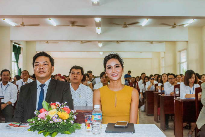 Hoa hậu H'hen Ni&ecirc; trở th&agrave;nh đại sứ gi&aacute;o dục, trao học bổng 100 triệu cho sinh vi&ecirc;n