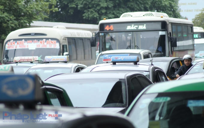 Do sinh viên nhiều trường Đại Học ở Hà Nội hôm nay đã được nghỉ tết, nhiều nhà xe đã tăng cường xe phục vụ số sinh viên này về quê.