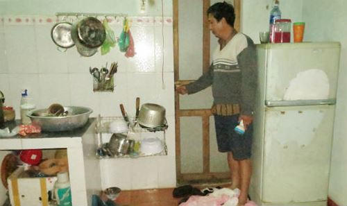 Cửa nhà ông Ánh đã khóa vẫn bị mở tung mà không có dấu hiệu cậy phá.