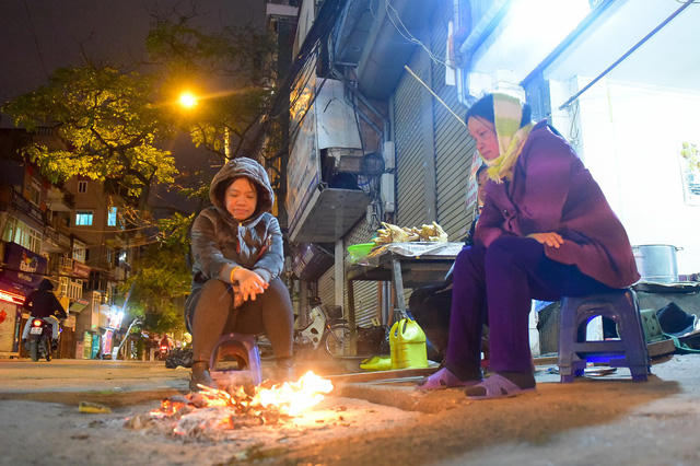 Người d&acirc;n đốt lửa sưởi ấm đ&ecirc;m đ&ocirc;ng H&agrave; Nội