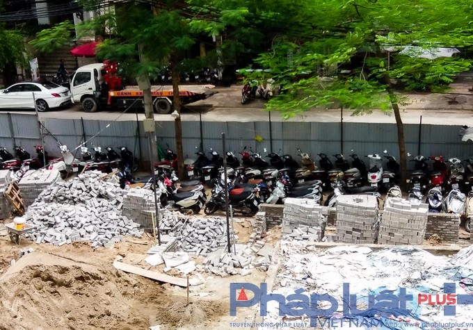 Hàng trăm xe máy và hàng chục ô tô được trông giữ mỗi ngày.